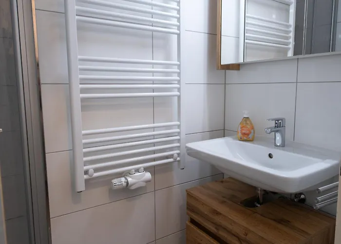 J&d Business In Lage Inklusive Kueche, Waschmaschine, Parkplatz, Tv, Wlan, Netflix 아파트 빌레펠트